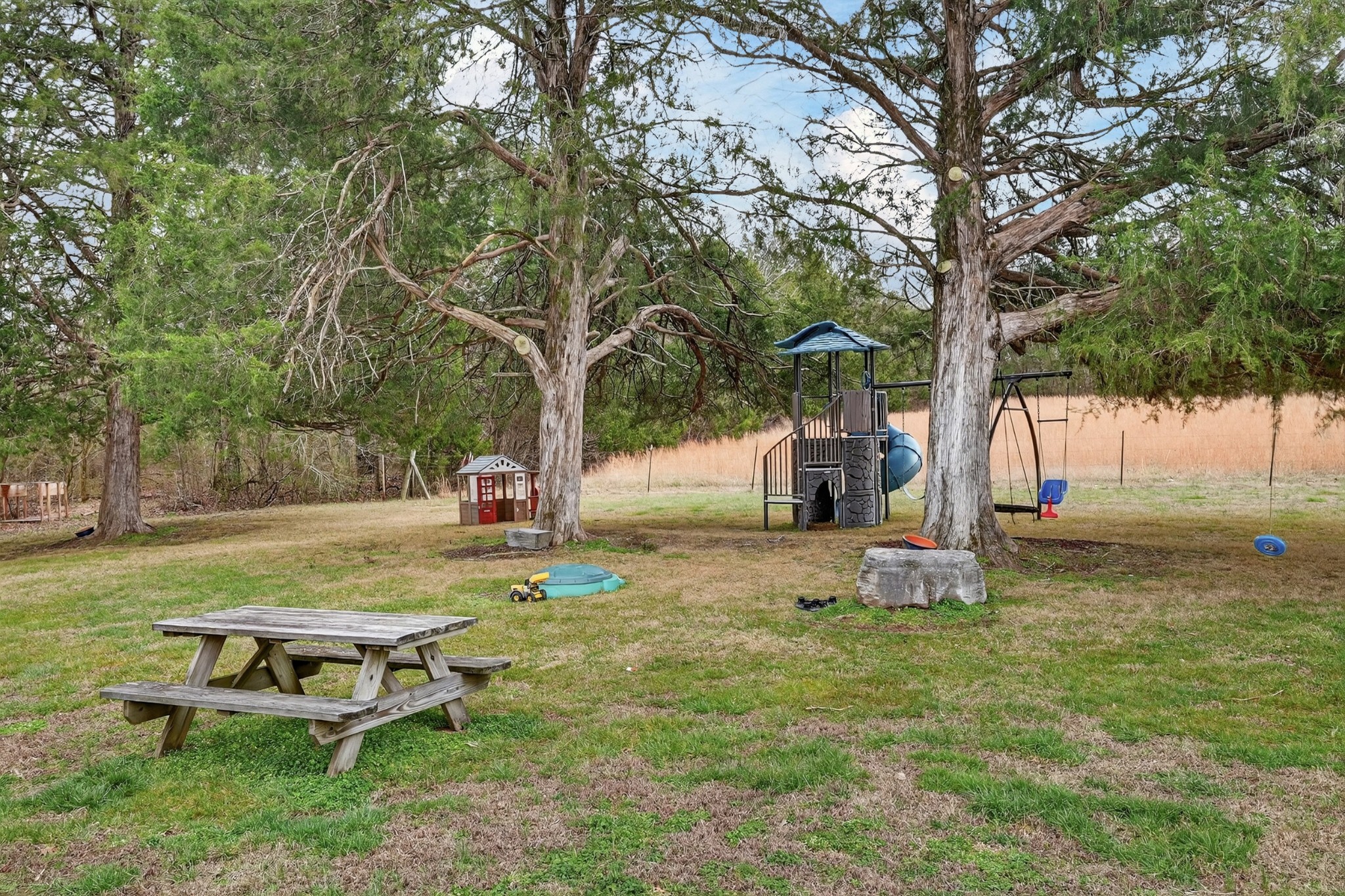 39 Boning Road Fayetteville, TN 37334 - Photo 34 of 43 a backyard of a house with table and chairs