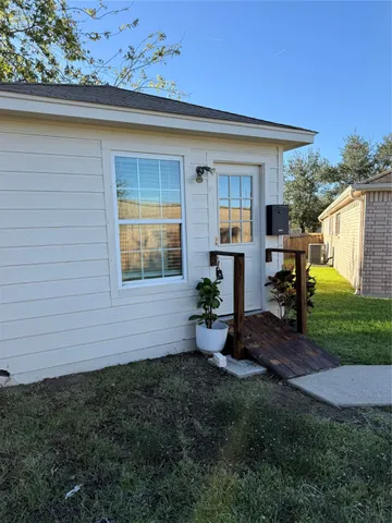 a view of house with backyard and garden