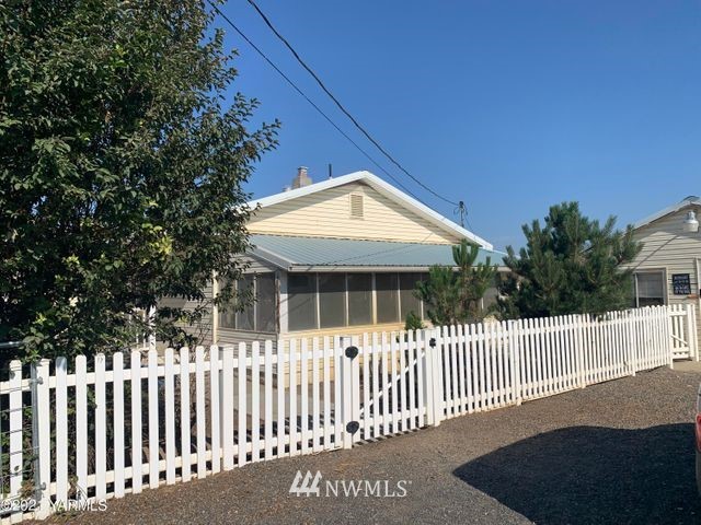 9807 Bell Road Moxee, WA 98936 - Photo 1 of 13