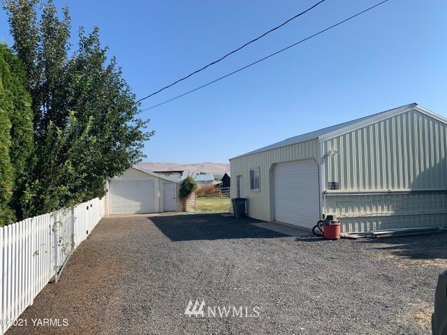 9807 Bell Road Moxee, WA 98936 - Photo 11 of 13