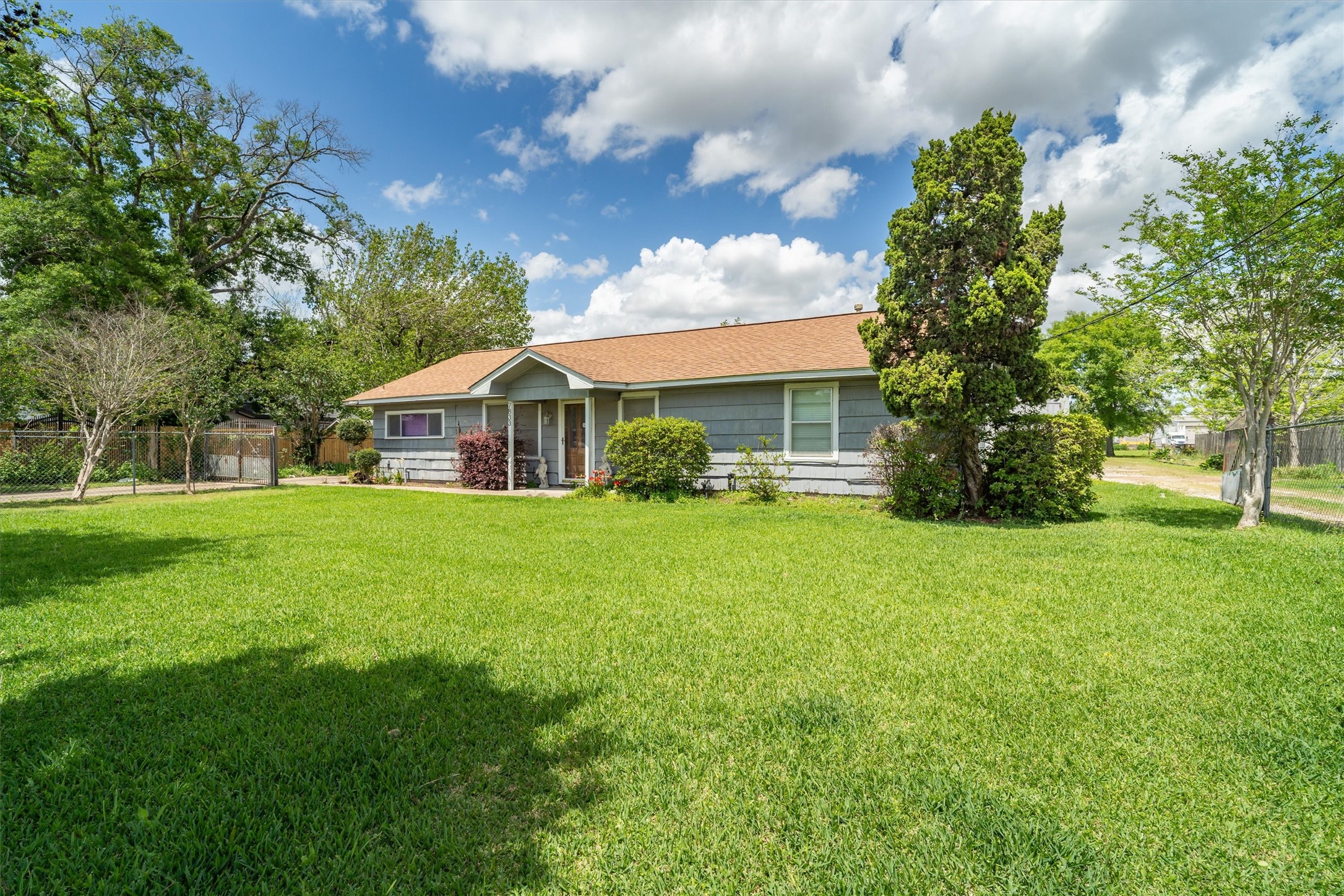 7833 Almeda Genoa Road Houston, TX 77075 - Photo 2 of 21 7833 Almeda Genoa