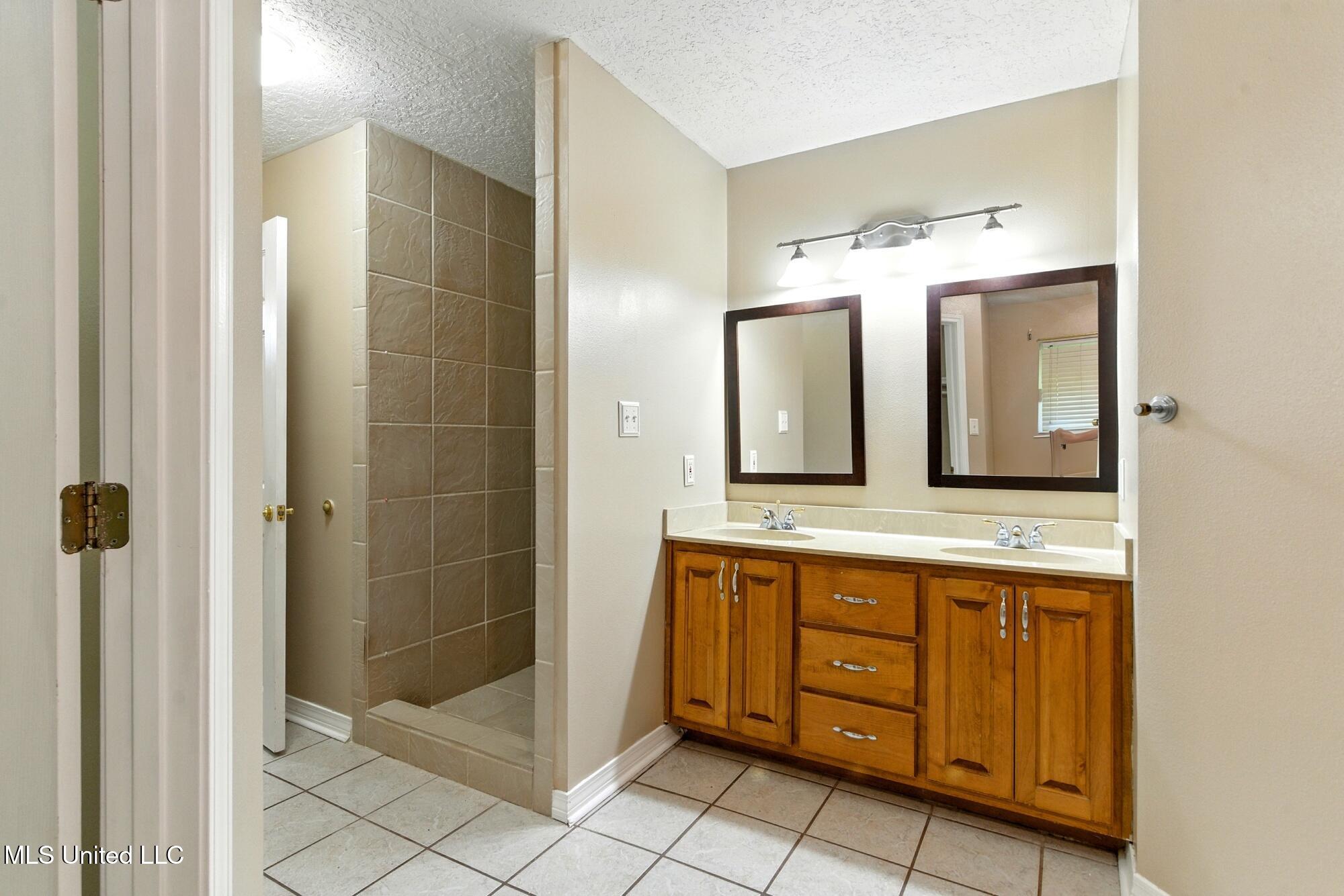4257 Melvin Road D'Iberville, MS 39540 - Photo 18 of 29 Primary bathroom