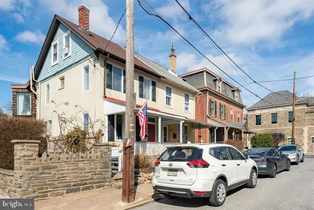 a car parked in front of a white building
