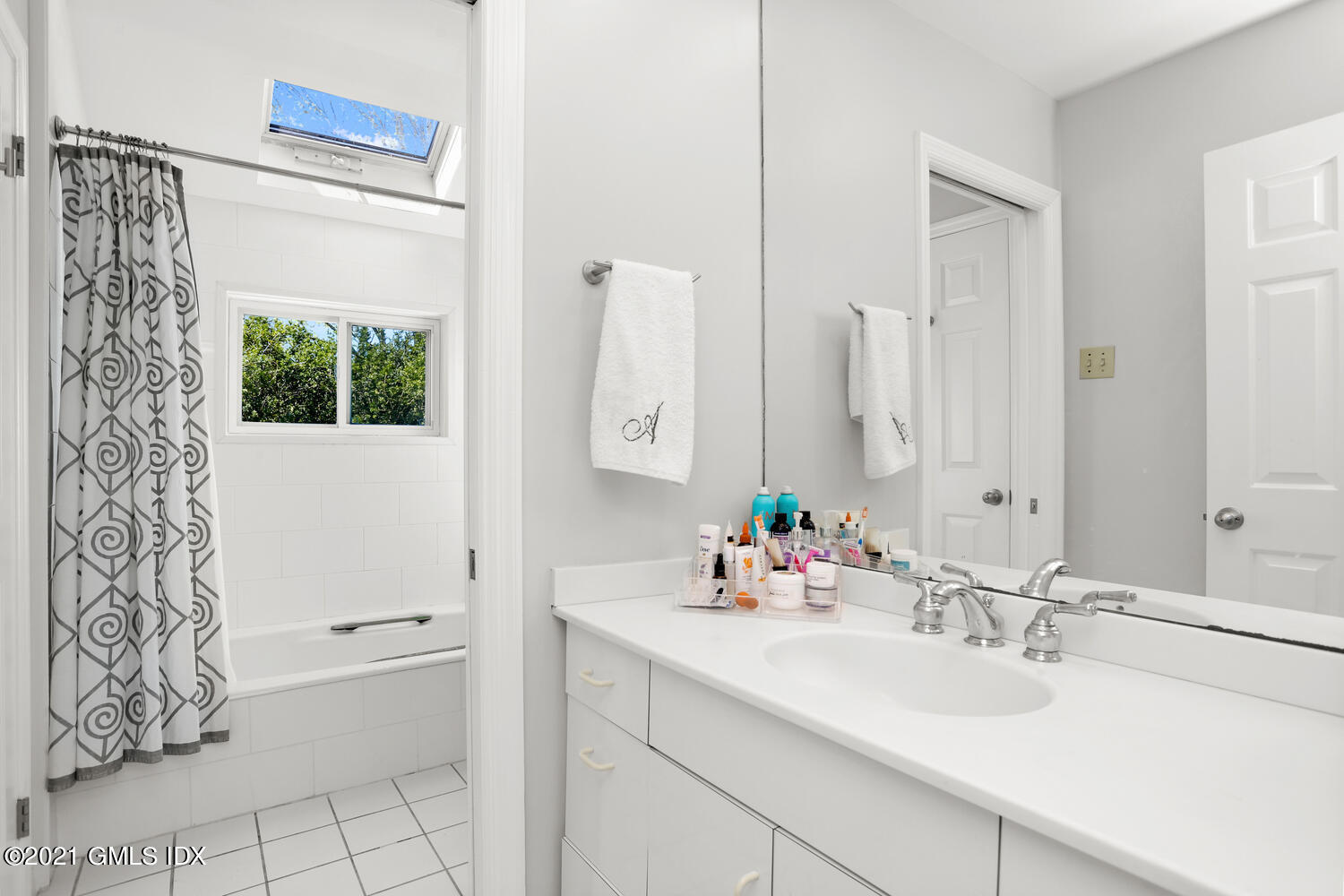 39 Sunshine Avenue Riverside, CT 06878 - Photo 21 of 34 a bathroom with a sink and a mirror