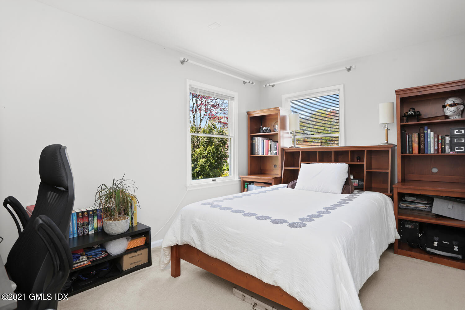39 Sunshine Avenue Riverside, CT 06878 - Photo 22 of 34 a bedroom with a bed and a window