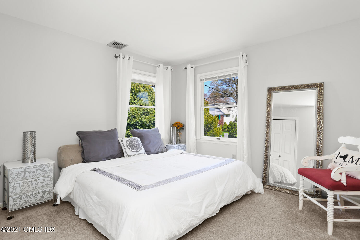 39 Sunshine Avenue Riverside, CT 06878 - Photo 23 of 34 a bedroom with a bed and a window