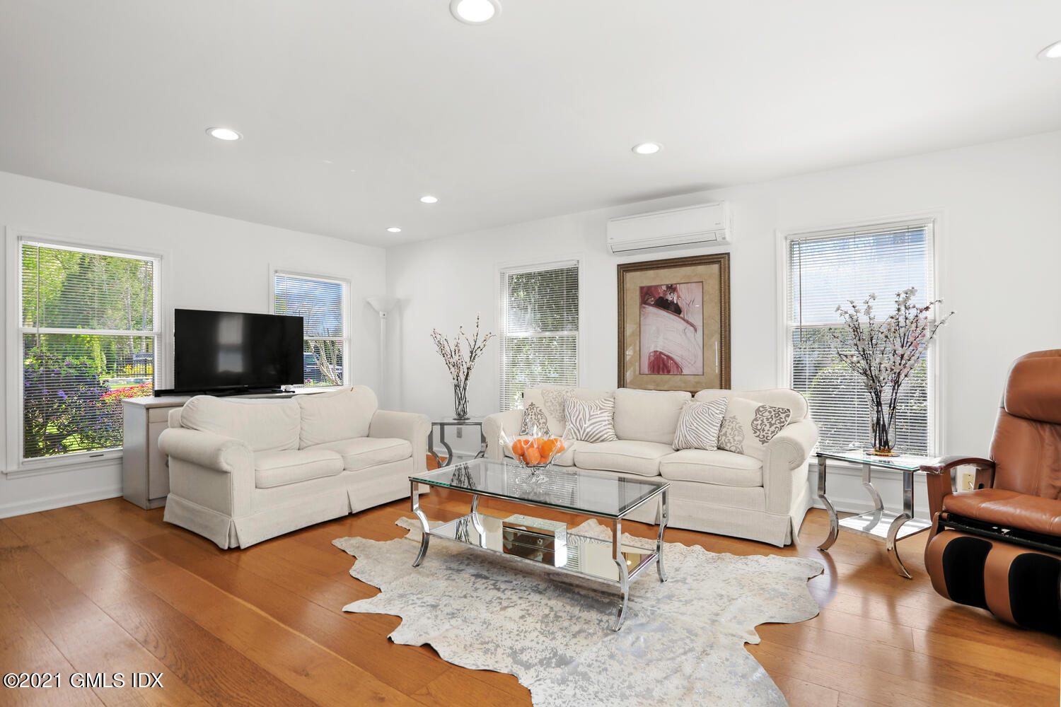 39 Sunshine Avenue Riverside, CT 06878 - Photo 8 of 34 a living room with furniture and a flat screen tv