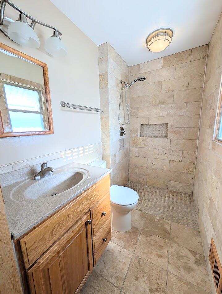 4127 South 89th Street Greenfield, WI 53228 - Photo 12 of 37 Primary Suite bath