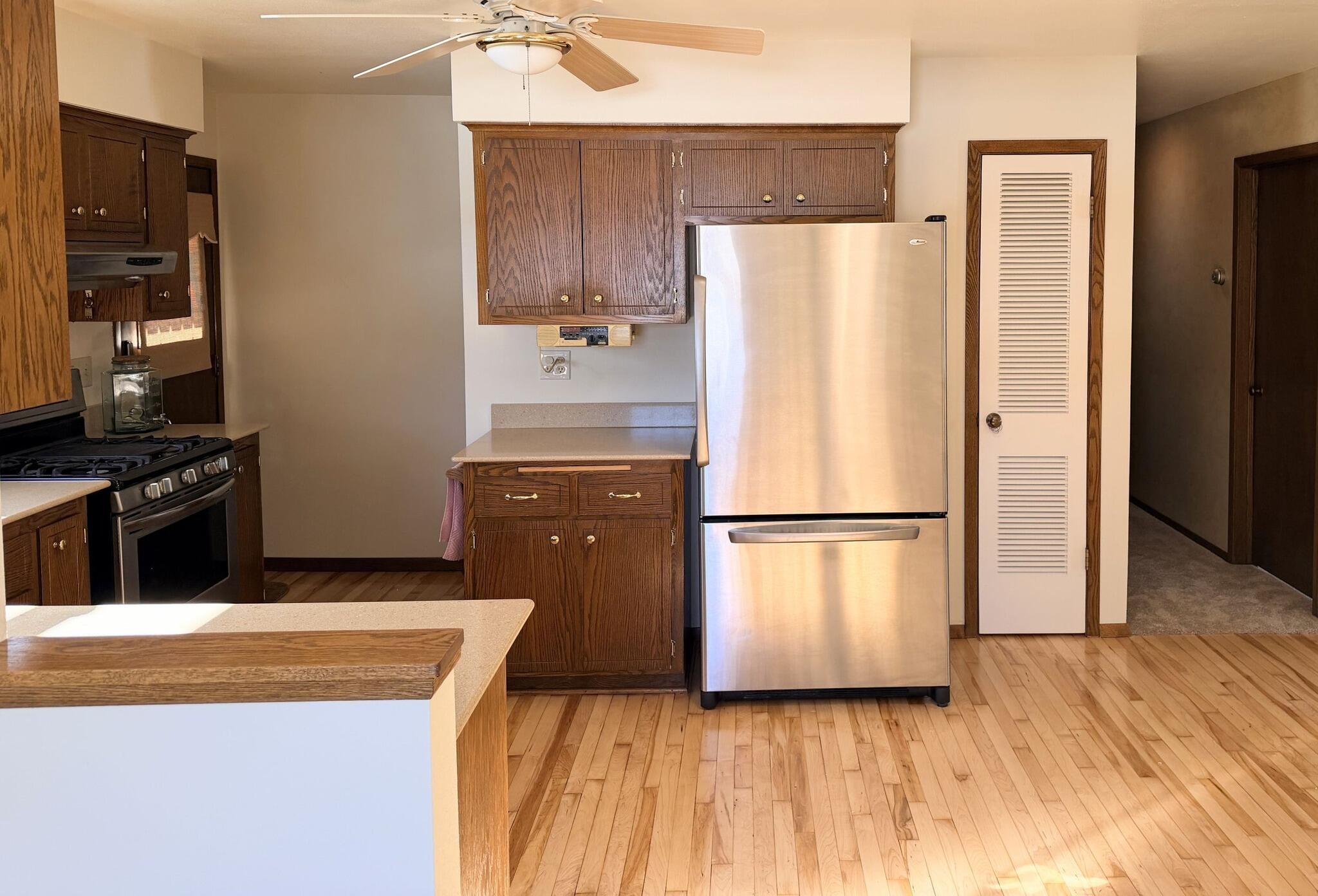 4127 South 89th Street Greenfield, WI 53228 - Photo 4 of 37 617894055_10241922115369074_374588696398