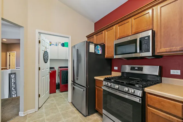 $295,000 | 2813 Granite Court, Crystal Lake, IL 60012