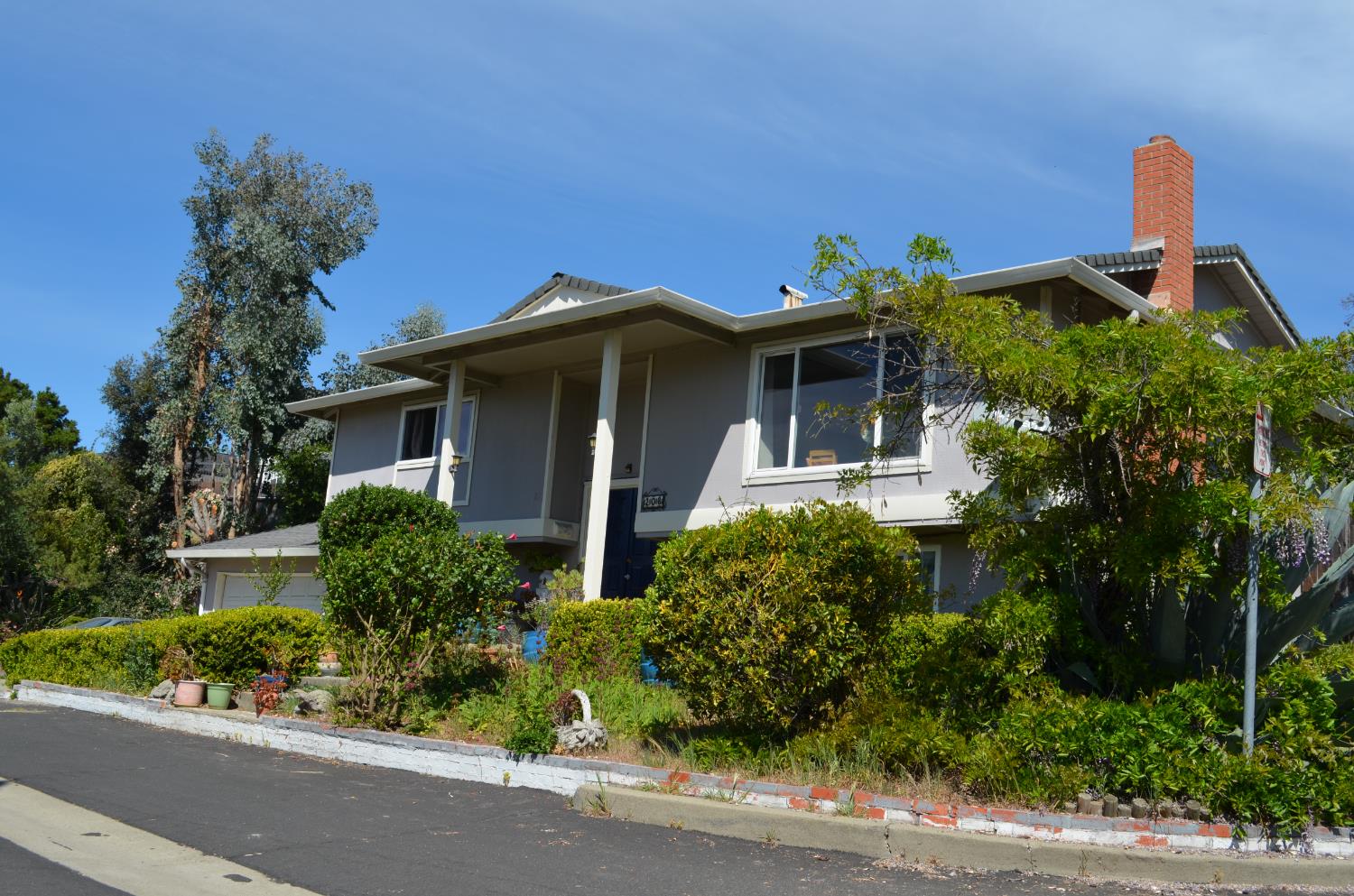 208 Appian Way Union City, CA 94587 - Photo 3 of 38 a front view of a house with garden