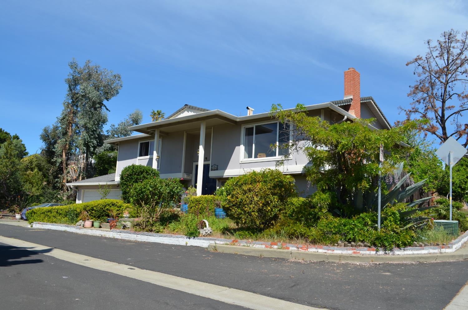 208 Appian Way Union City, CA 94587 - Photo 4 of 38 front view of a house with a yard