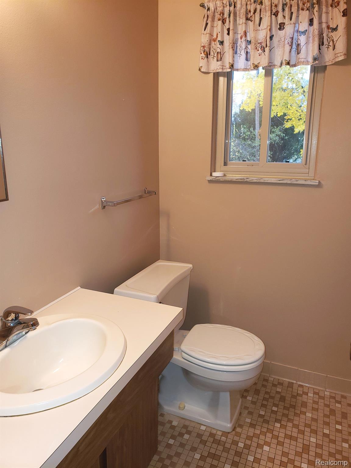9593 Andersonville Road Clarkston, MI 48346 - Photo 14 of 23 MAIN FLOOR HALF BATH