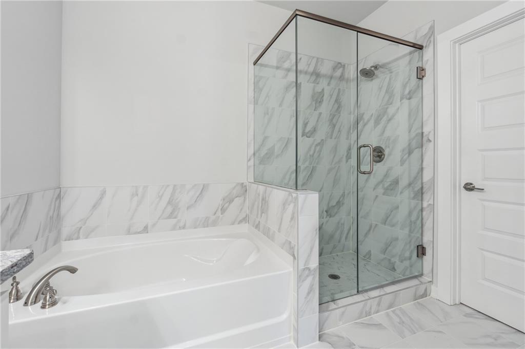 2546 Harbor Ridge Pass, Unit 341 Gainesville, GA 30507 - Photo 14 of 41 a bathroom with a shower and a bathtub