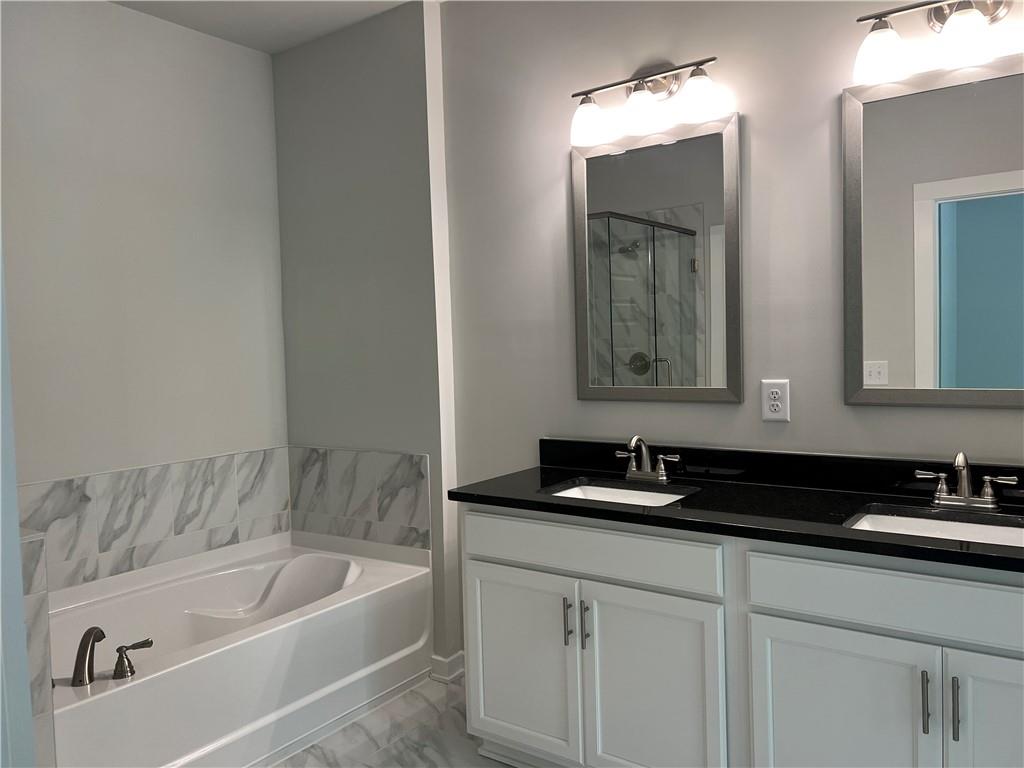 2546 Harbor Ridge Pass, Unit 341 Gainesville, GA 30507 - Photo 20 of 41 a bathroom with a bathtub and a sink