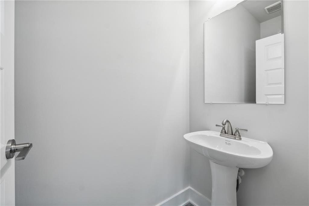 2546 Harbor Ridge Pass, Unit 341 Gainesville, GA 30507 - Photo 39 of 41 a bathroom with a sink and mirror