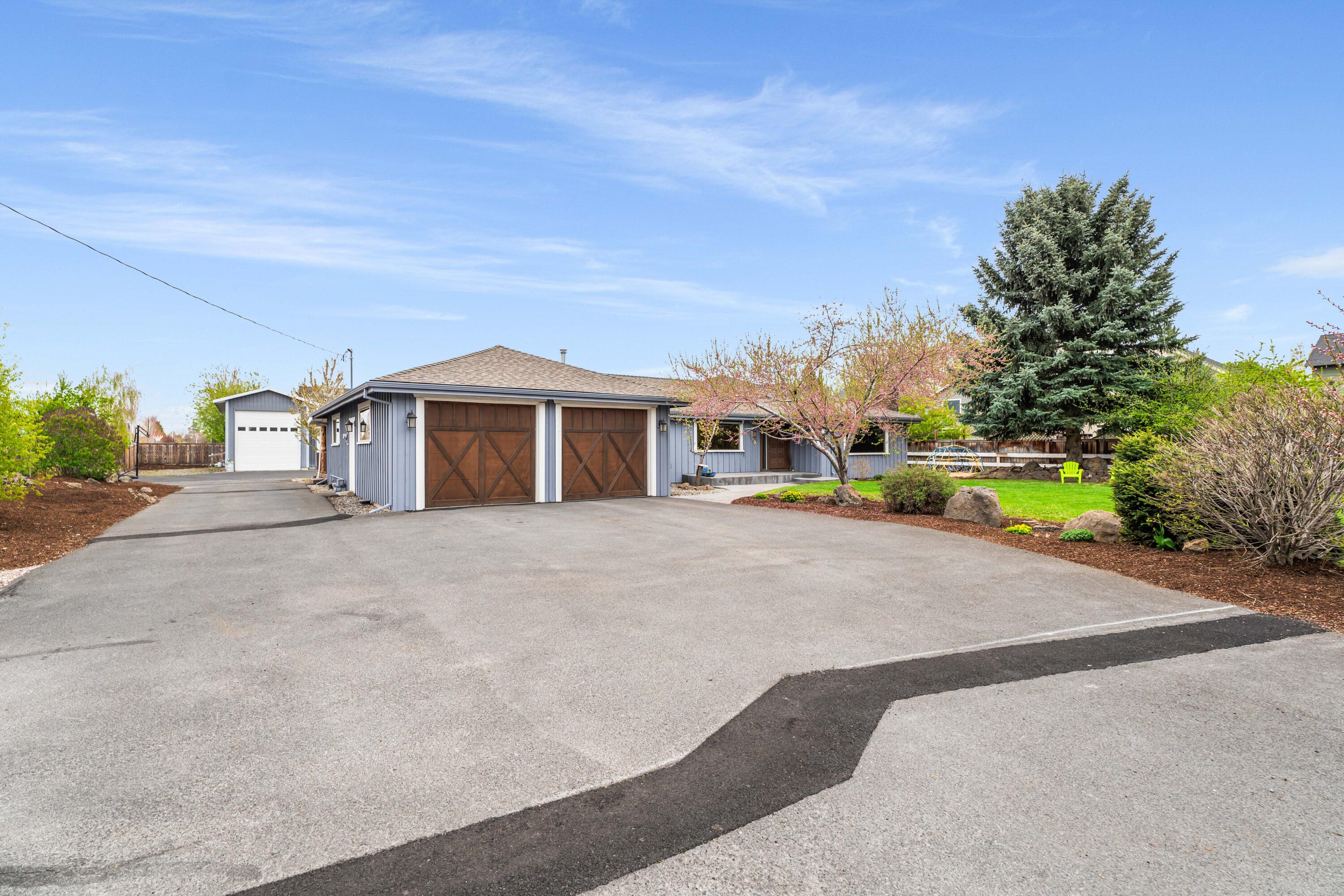 61930 Pettigrew Road Bend, OR 97702 - Photo 4 of 48 71-Exterior