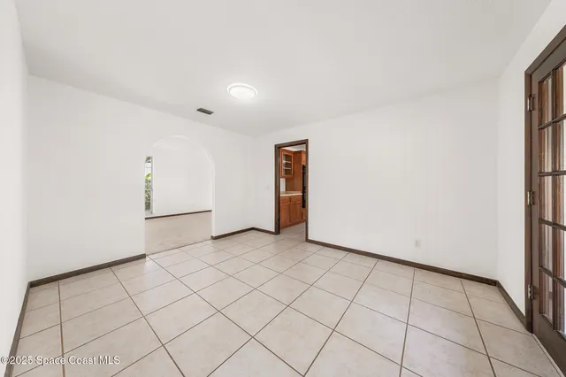 a view of a livingroom with furniture and a ceiling fan