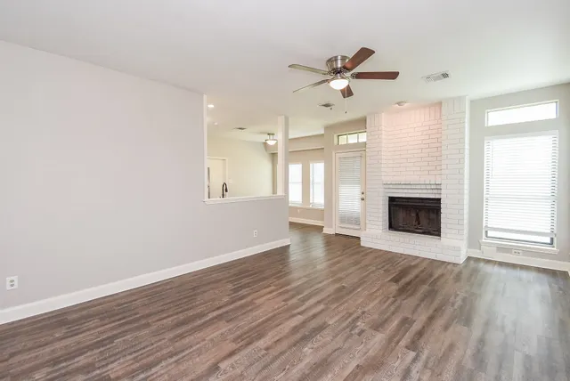 $2,400 | 3030 Great Lakes Avenue, Sugar Land, TX 77479