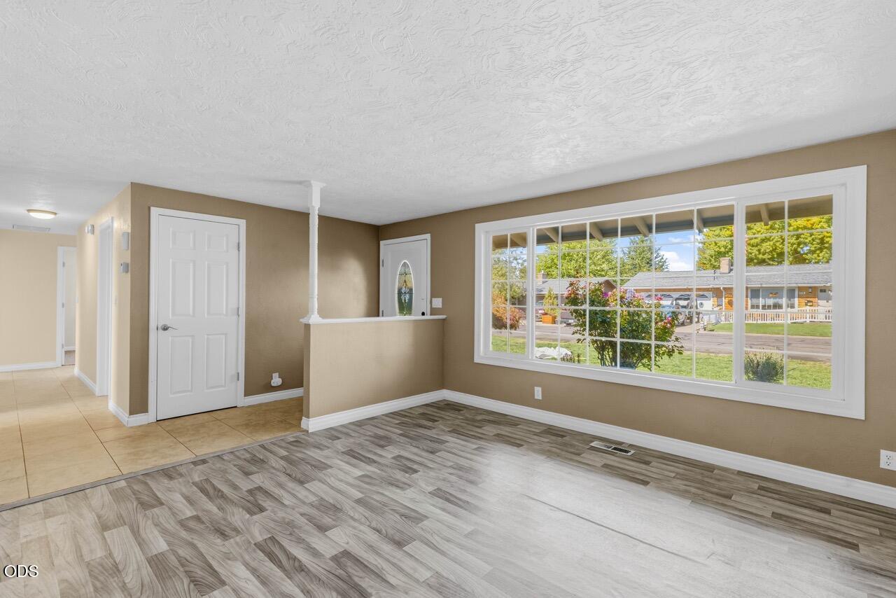 106 Victoria Way Central Point, OR 97502 - Photo 5 of 32 Gallery Image 5