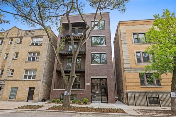 $3,895 | 904 West Dakin Street, Unit 102, Chicago, IL 60613