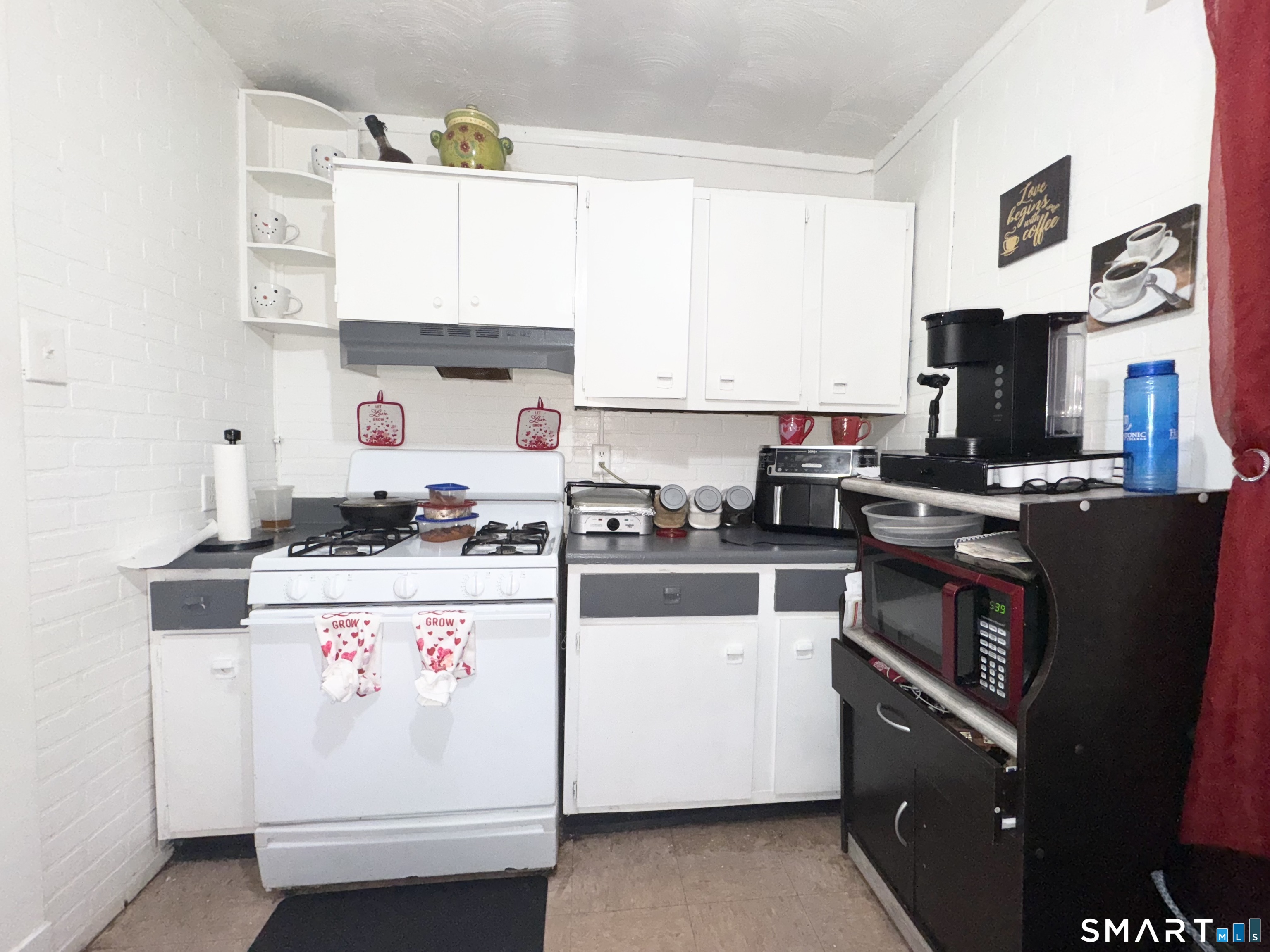 107 Colony Street Bridgeport, CT 06610 - Photo 7 of 34