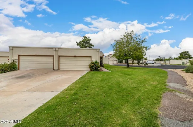 a view of a backyard