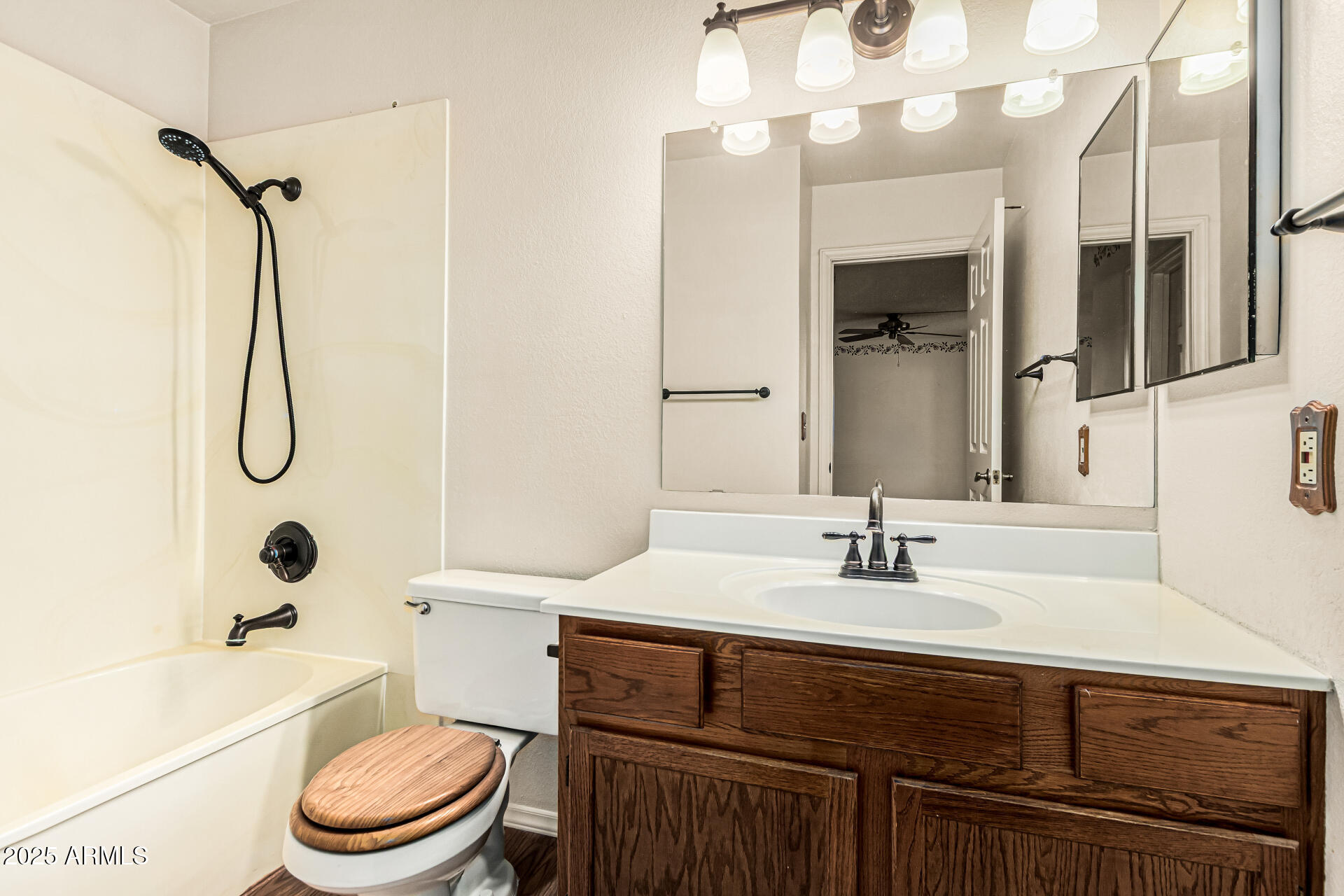 2539 West Pershing Avenue Phoenix, AZ 85029 - Photo 16 of 33 Primary Bathroom