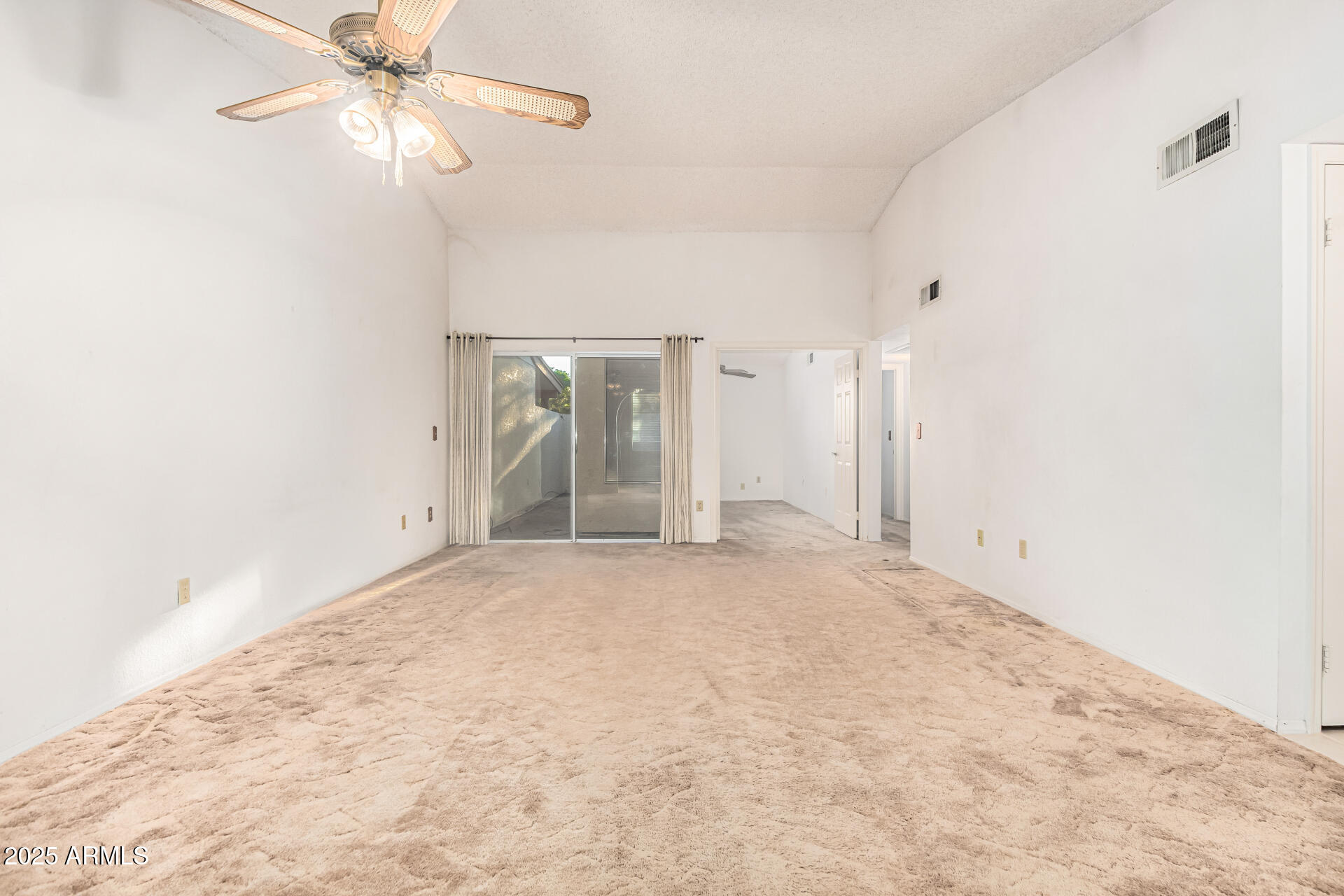 2539 West Pershing Avenue Phoenix, AZ 85029 - Photo 8 of 33 Living Room