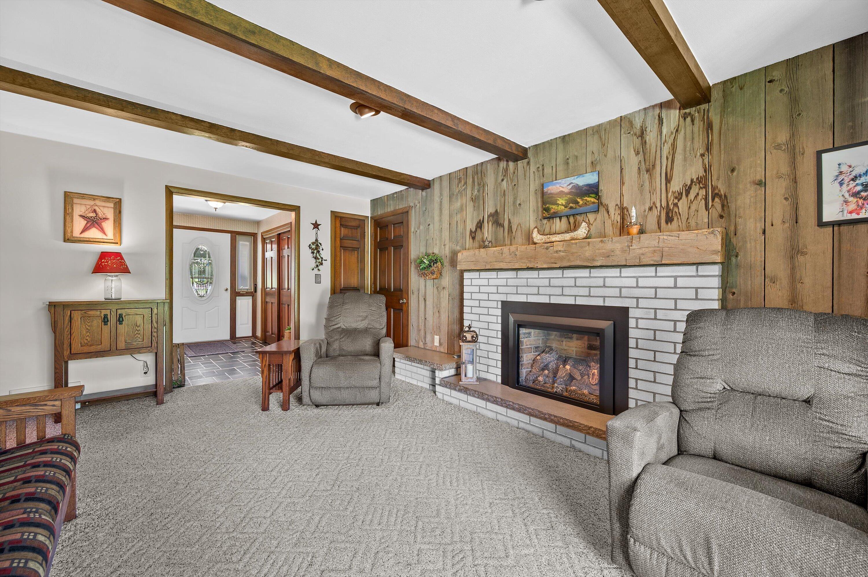 405 Plat Road Richfield, WI 53017 - Photo 14 of 42 Den/Family Room