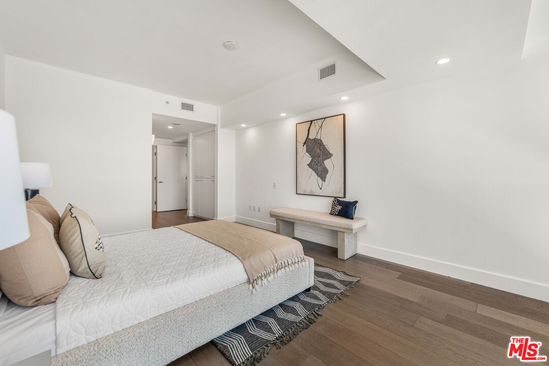 13600 Marina Pointe Drive, Unit 1904 Marina del Rey, CA 90292 - Photo 18 of 57 a bedroom with a bed and a painting on the wall