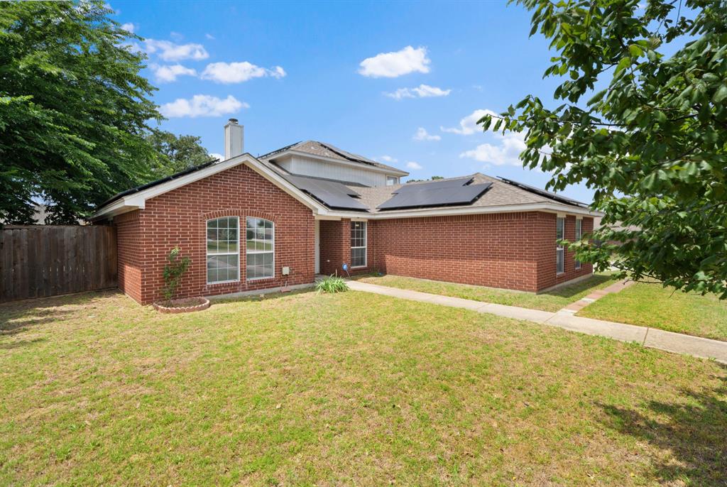 633 Madeline Court Azle, TX 76020 - Photo 2 of 35