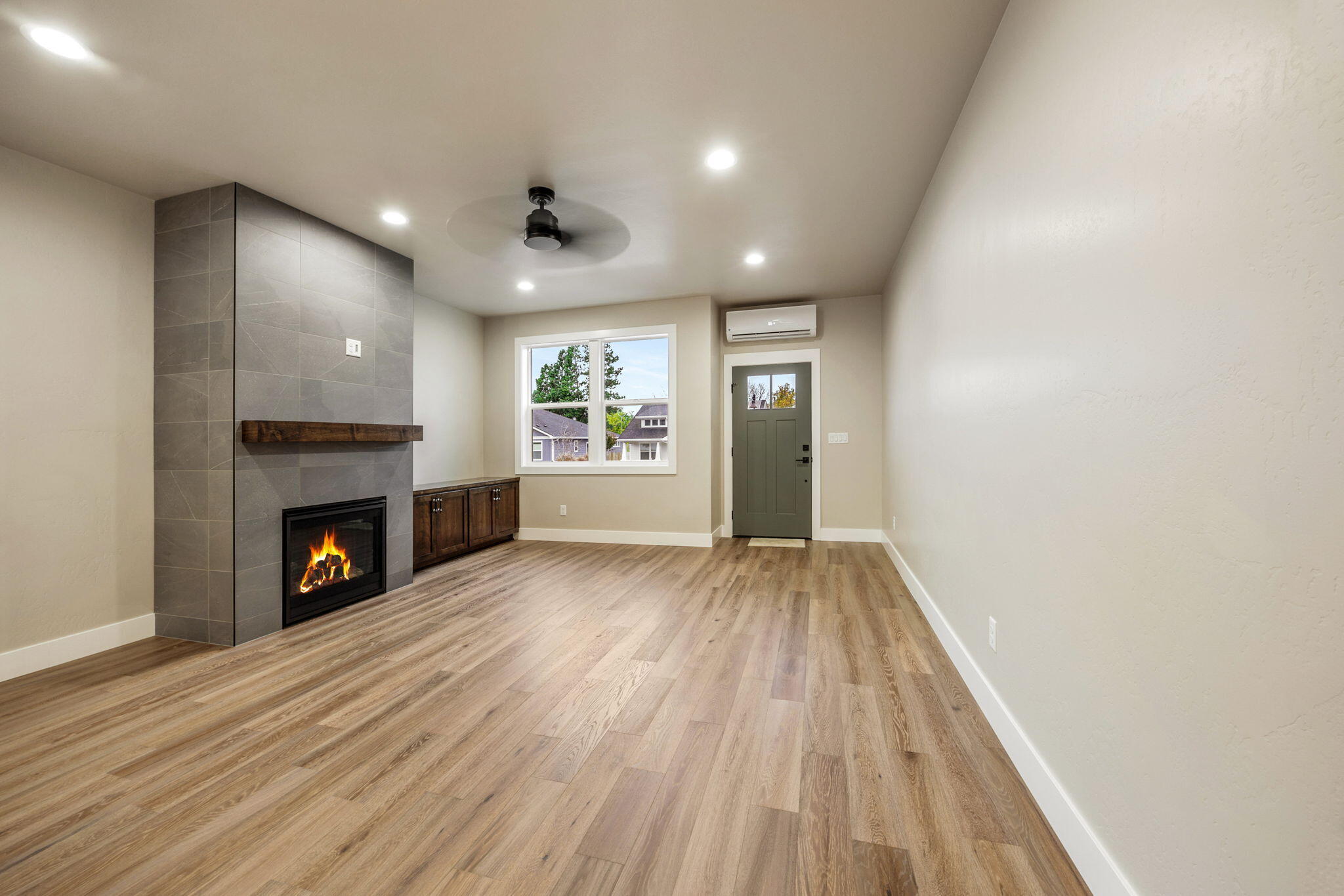 332 Randy Street Ashland, OR 97520 - Photo 7 of 41 Living Area