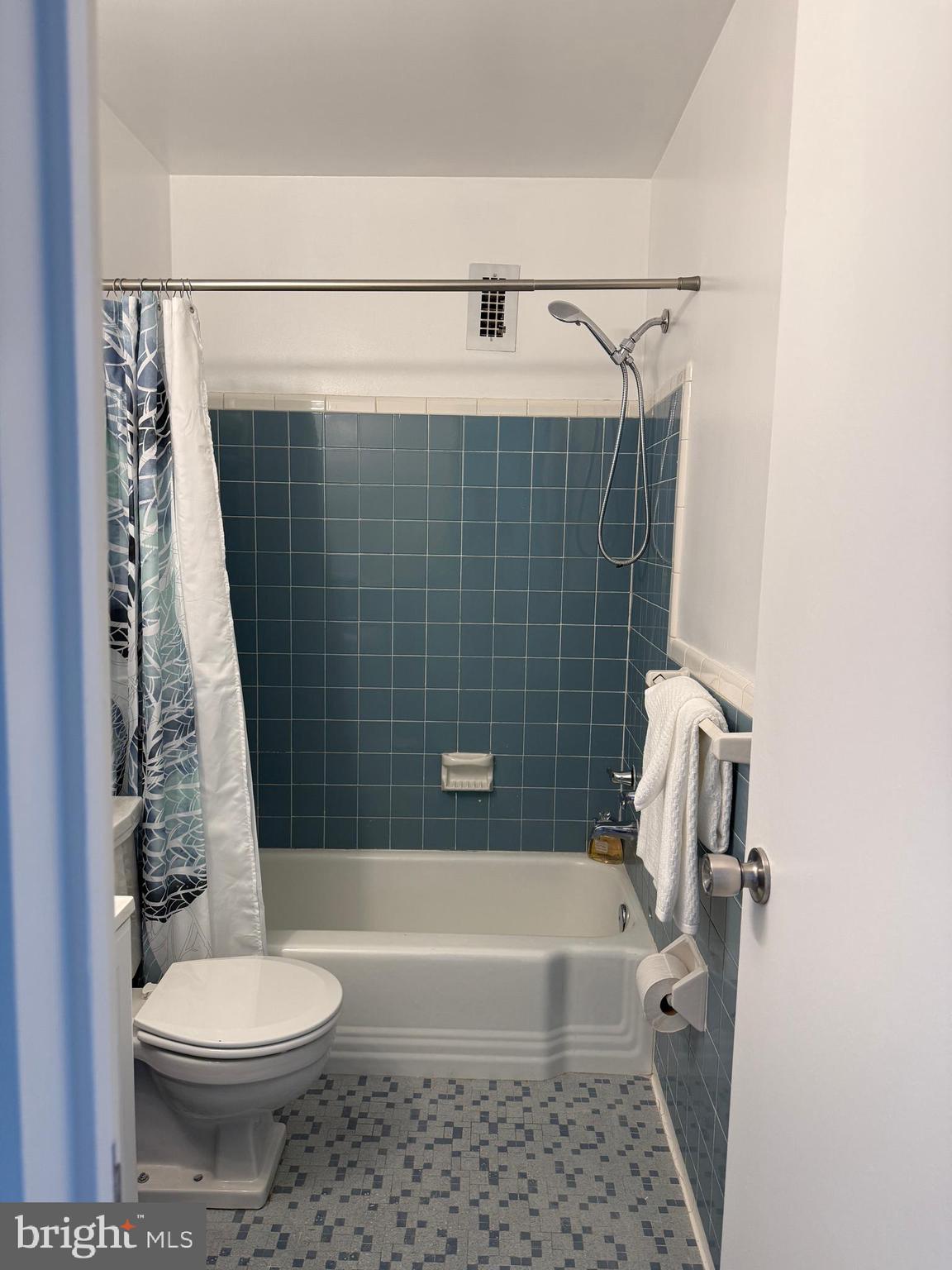 8601 Manchester Road, Unit 513 Silver Spring, MD 20901 - Photo 14 of 22 a bathroom with a toilet and a tub