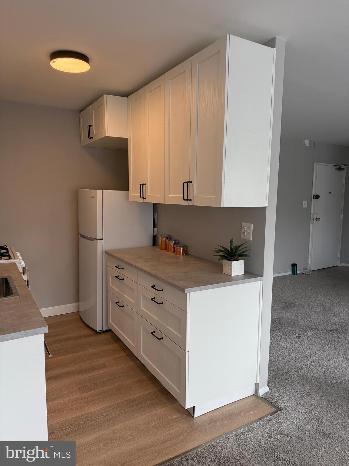 8601 Manchester Road, Unit 513 Silver Spring, MD 20901 - Photo 4 of 22 a kitchen with stainless steel appliances granite countertop a refrigerator and a stove