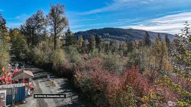 a view of a parking area