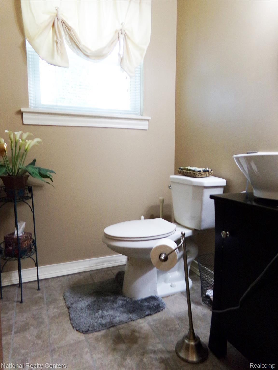 914 Darwin Pl Drive Rochester, MI 48307 - Photo 20 of 20 1?2 bth.JPG