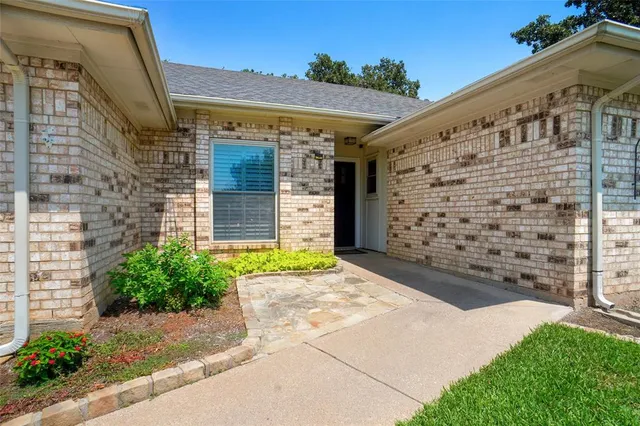 $425,000 | 1000 Forest Trail Court, Euless, TX 76039