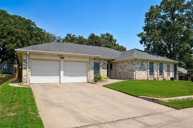 $425,000 | 1000 Forest Trail Court, Euless, TX 76039