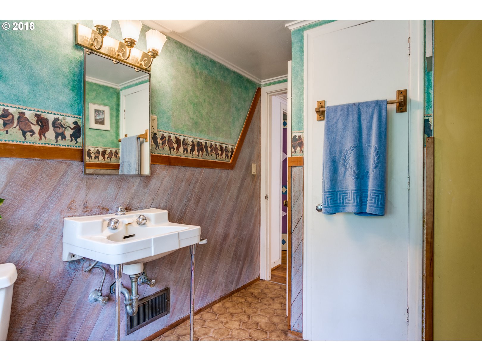 5735 Southwest Brugger Street Portland, OR 97219 - Photo 10 of 18 Bathroom