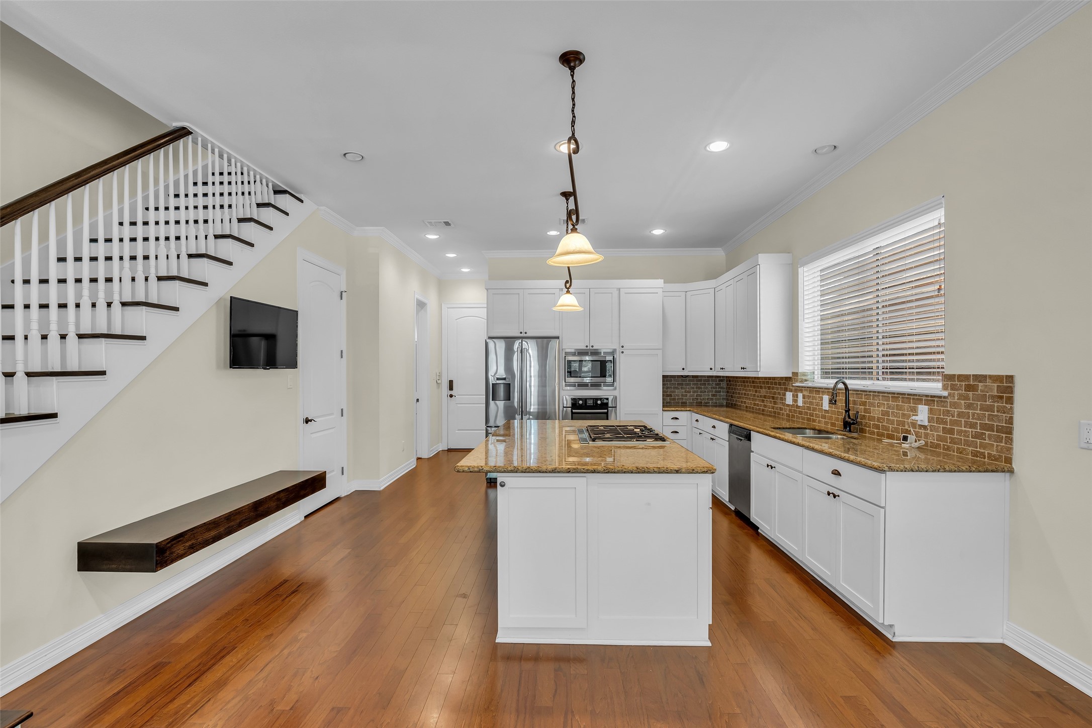 1423 Colorado Street Houston, TX 77007 - Photo 7 of 28 A full view of the well-equipped kitchen showcases its efficient layout.