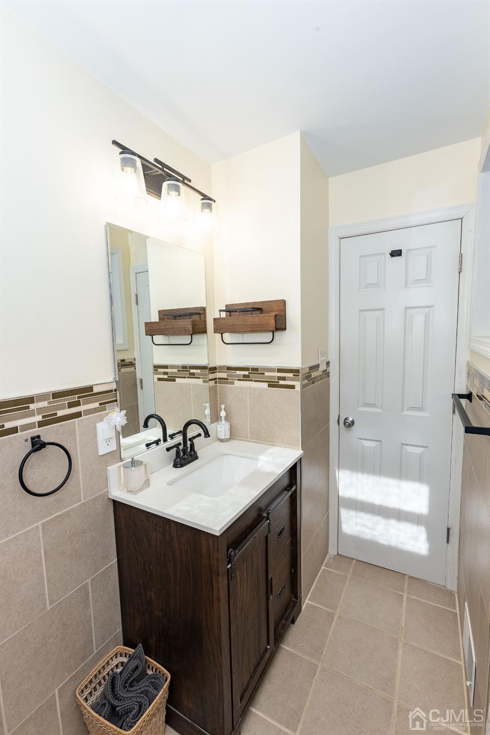 125 Tunison Road New Brunswick, NJ 08901 - Photo 21 of 24 a bathroom with a sink a toilet and shower