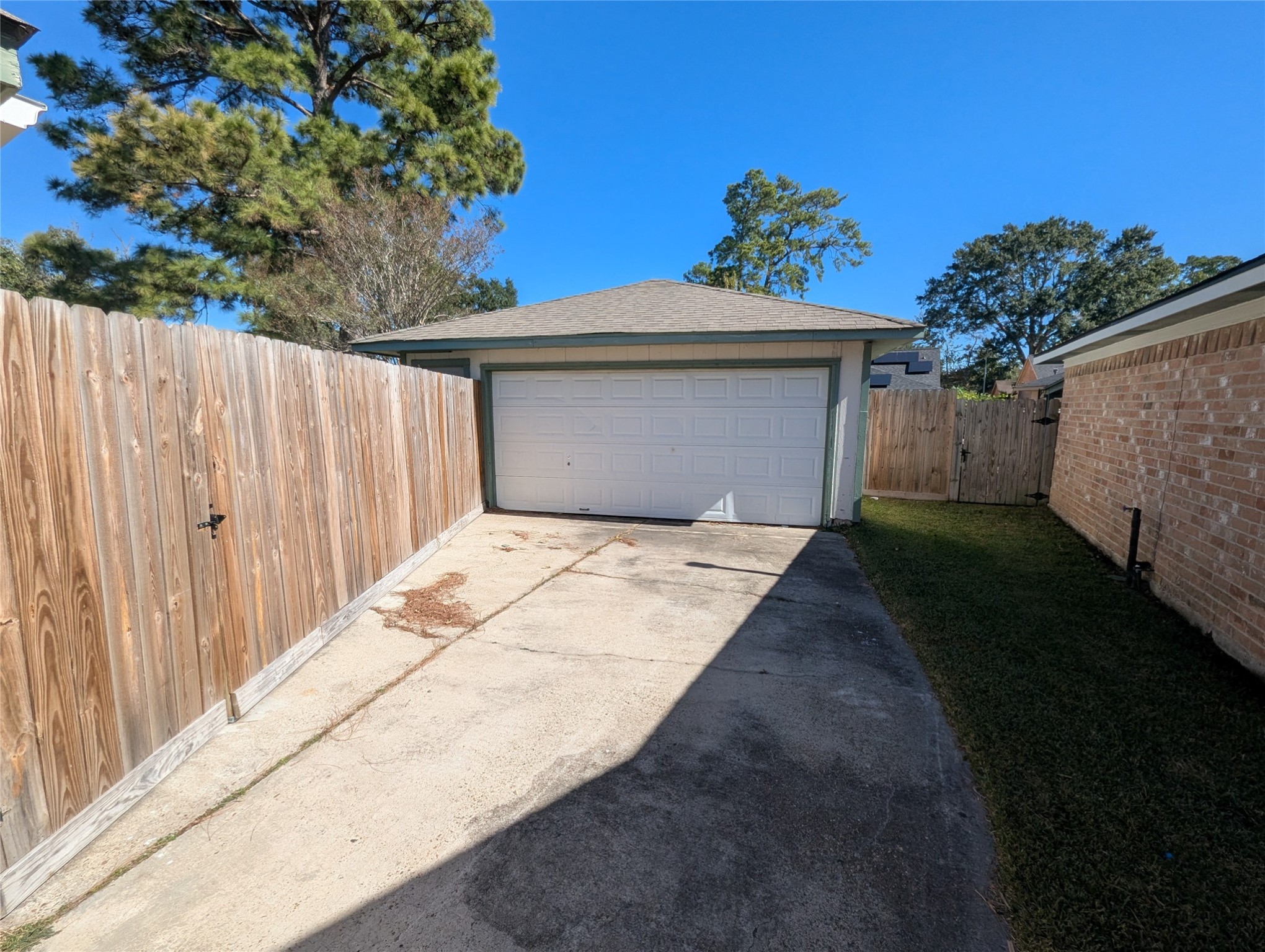 17602 Crestline Road Humble, TX 77396 - Photo 25 of 25 a view of a garage
