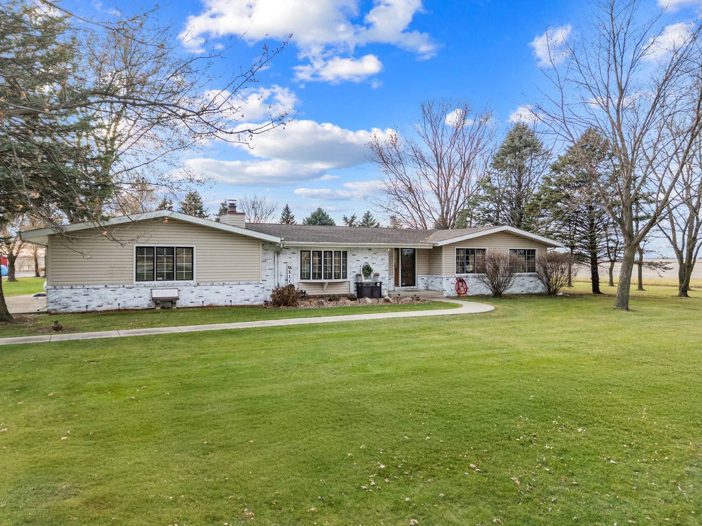 27440 Highway 52 Manhattan, IL 60442 - Photo 2 of 50 a front view of house with yard and seating