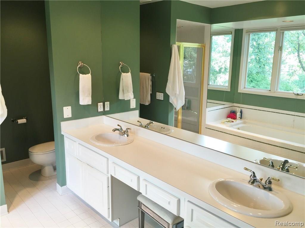 1440 Oxford Road Grosse Pointe, MI 48236 - Photo 20 of 27 Master bathroom 2.JPG
