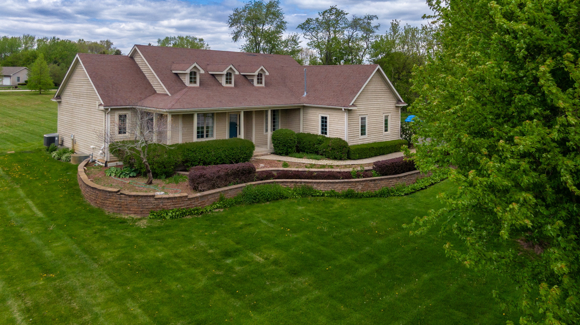 a view of house with a yard