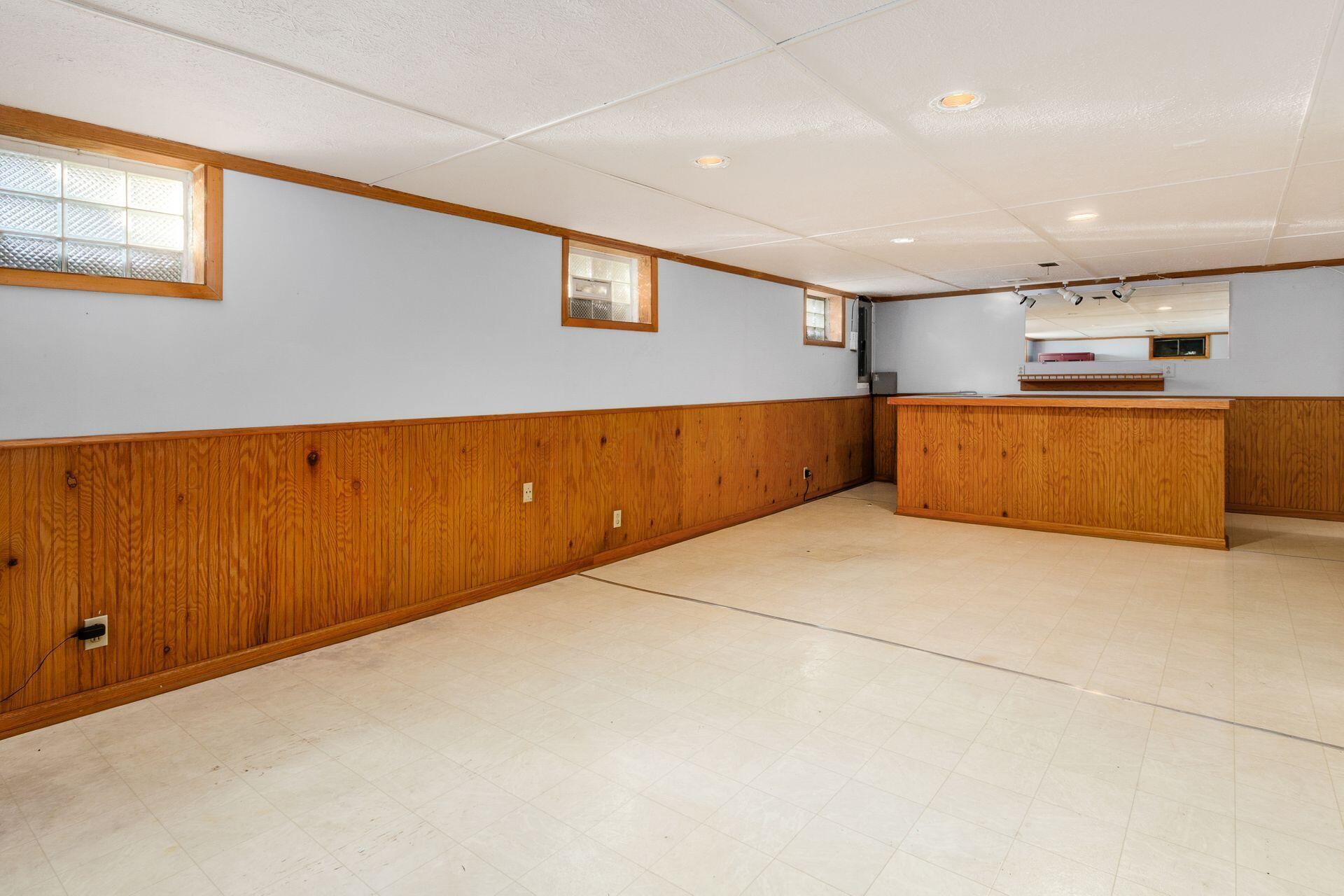 41 South Broadleigh Road Columbus, OH 43209 - Photo 34 of 50 With a Wet Bar!