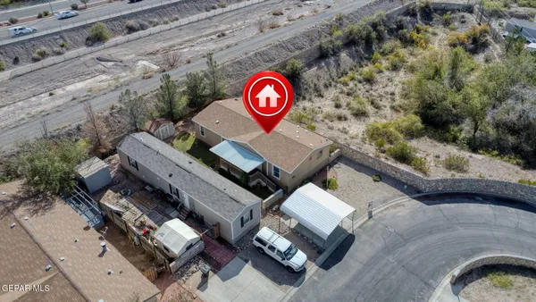 a view of entryway with outdoor area