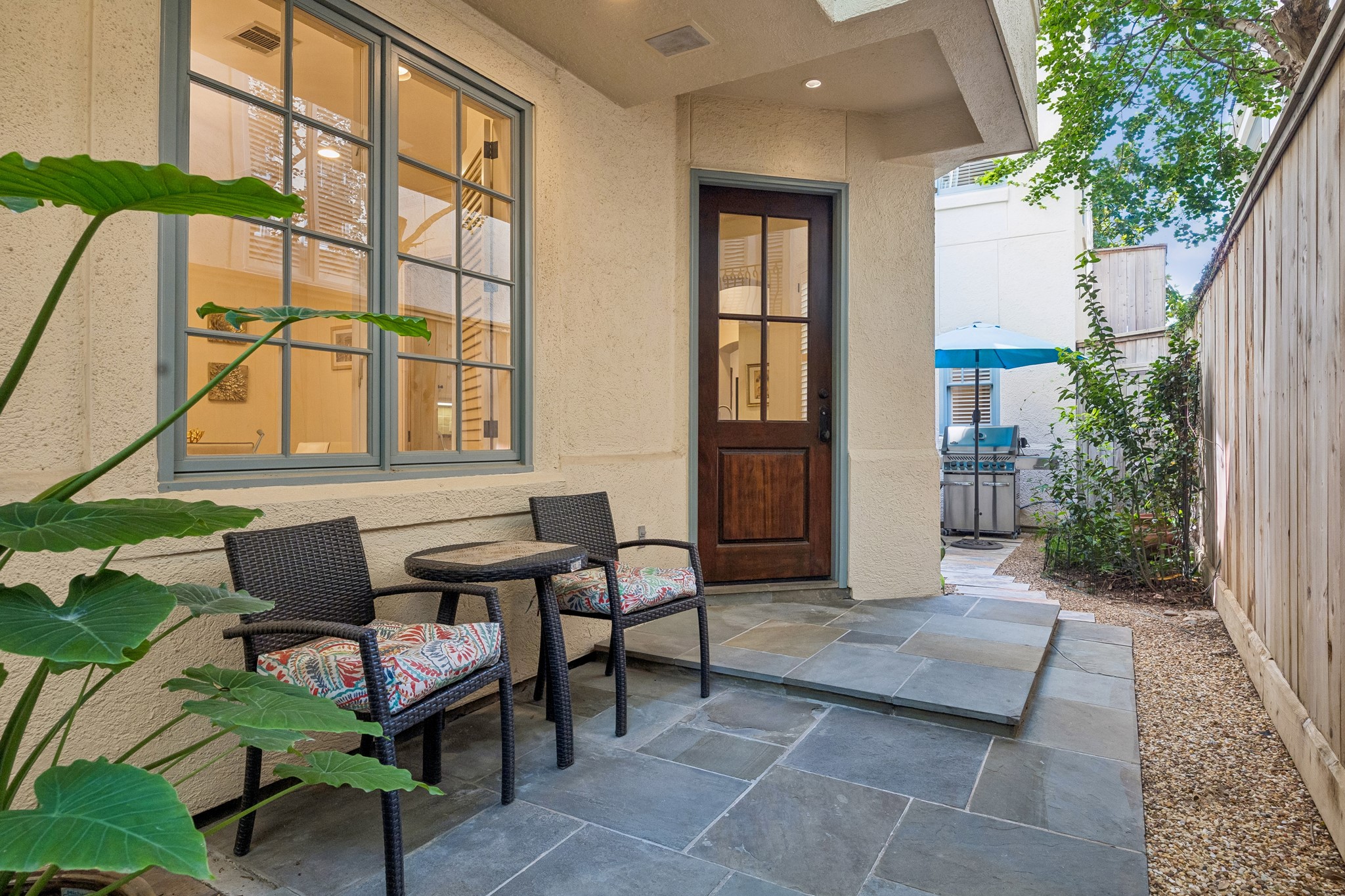 2207 Dunraven Lane Houston, TX 77019 - Photo 2 of 33 Entrance area for sitting and reading - or to have that refreshing glass of Lemonade !