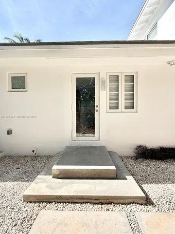 a black and white photo of a living room
